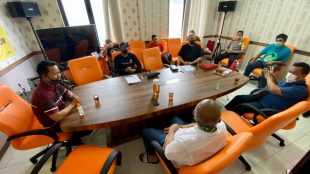 Warga Villa Duta Saat Persiapan Pembagian Bantuan Sembako, Selasa 19/5/2020 (dok. KM)