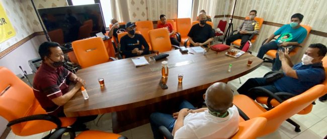 Warga Villa Duta Saat Persiapan Pembagian Bantuan Sembako, Selasa 19/5/2020 (dok. KM)