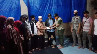 Ketua Padepokan Bundo Kanduang Decky H. Saputra saat menyerahkan bantuan ke pengurus masjid, Jumat 22/5/2020 (dok. KM)