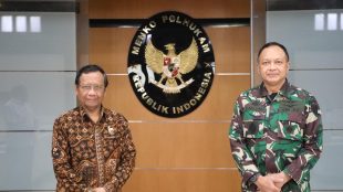 Menteri Koordinator Bidang Politik, Hukum, dan Keamanan Mahfud MD, menerima Kepala Staf TNI Angkatan Laut dan Kepala Staf TNI Angkatan Udara yang baru di Kantor Menko Polhukam pada Selasa Siang 26 Mei 2020.
