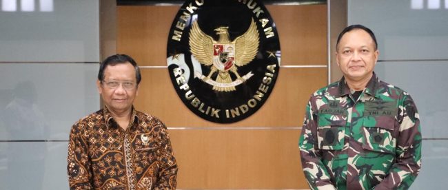 Menteri Koordinator Bidang Politik, Hukum, dan Keamanan Mahfud MD, menerima Kepala Staf TNI Angkatan Laut dan Kepala Staf TNI Angkatan Udara yang baru di Kantor Menko Polhukam pada Selasa Siang 26 Mei 2020.