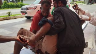 Warga mengevakuasi korban penganiayaan di Kecamatan Kadung Jaya, Mimika, Papua (dok. KM)
