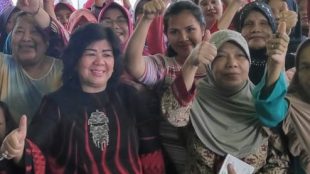 Anggota DPRD Kota Bogor dari Fraksi PDI Perjuangan, Atty Somaddikarya bersama anggota Koperasi KSU Karya Mandiri (dok. KM)