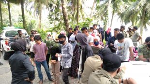 Satpol PP bubarkan kerumunan di kawasan Pantai Pasar Bawah Bengkulu Selatan, Selasa 26/5/2020 (dok. KM)