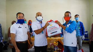 Bupati Bengkulu Selatan menyerahkan bantuan kepada penyandang disabilitas mental secara simbolis, Kamis 28/5/2020 (dok. KM)