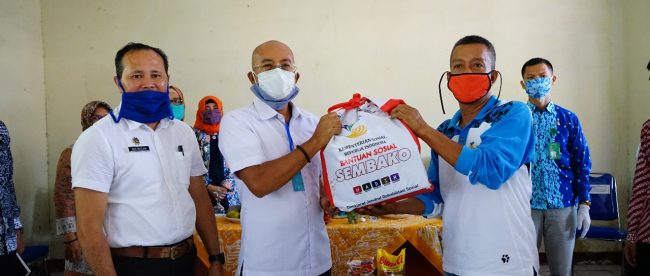 Bupati Bengkulu Selatan menyerahkan bantuan kepada penyandang disabilitas mental secara simbolis, Kamis 28/5/2020 (dok. KM)