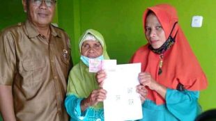 Marsan menyerahkan BST yang ia terima kepada Bima Kanuyek Sibun, warga lain yang ia nilai lebih layak menerima bantuan terebut (dok. KM)