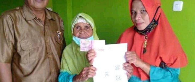 Marsan menyerahkan BST yang ia terima kepada Bima Kanuyek Sibun, warga lain yang ia nilai lebih layak menerima bantuan terebut (dok. KM)