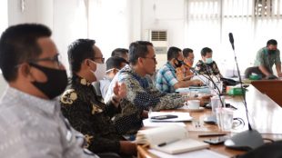 Tampak seluruh Anggota Pansus Covid-19 sedang meminta penjelasan dan keterangan dari TPAD (dok. KM)