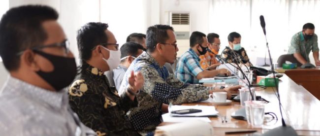 Tampak seluruh Anggota Pansus Covid-19 sedang meminta penjelasan dan keterangan dari TPAD (dok. KM)