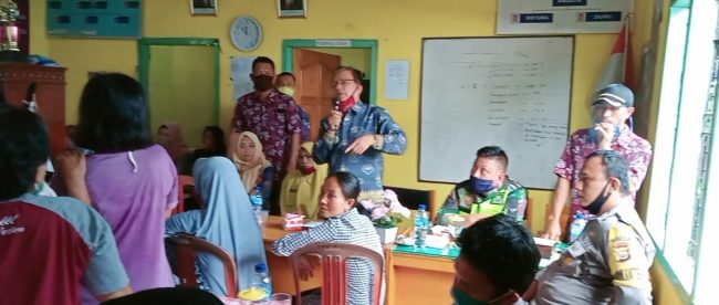 Warga Desa Taba, Talo Kecil, Bengkulu, menggeruduk kantor desa untuk protes, Jumat 29/5/2020 (dok. KM)