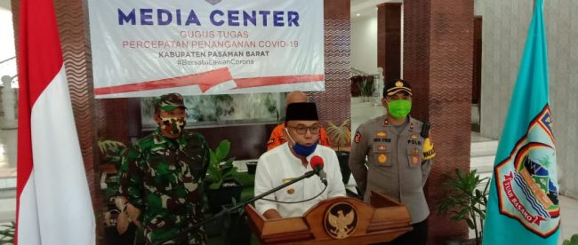 Bupati Pasaman Barat Yulianto menyampaikan keterangan pers, Jumat 29/5/2020 (dok. KM)