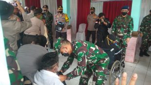 Alumni AKABRI 89 saat pembagian sembako di wilayah Desa Sukaluyu, Kecamatan Tamansari, Kabupaten Bogor (dok. KM)
