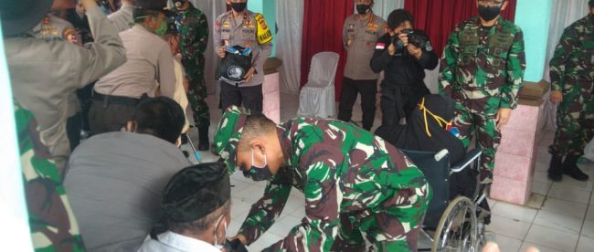 Alumni AKABRI 89 saat pembagian sembako di wilayah Desa Sukaluyu, Kecamatan Tamansari, Kabupaten Bogor (dok. KM)