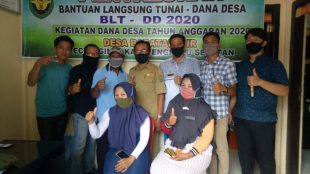 Kades Babatan Ilir, Kecamatan Seginim, Kabupaten Bengkulu Selatan, beserta perangkat desa usai melaksanakan realisasi BLT DD bagi masyarakat yang terdampak covid-19 (dok. KM)