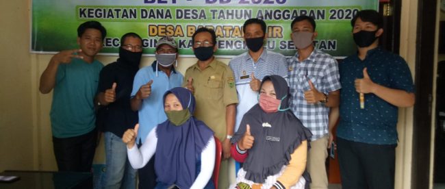 Kades Babatan Ilir, Kecamatan Seginim, Kabupaten Bengkulu Selatan, beserta perangkat desa usai melaksanakan realisasi BLT DD bagi masyarakat yang terdampak covid-19 (dok. KM)