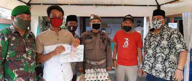 Pemerintah Desa Lumpang, Kecamatan Parungpanjang, Kabupaten Bogor, membagikan bantuan dari Provinsi Jawa Barat untuk 720 KK pada Kamis 11 Juni 2020 (dok. Hari Setiawan Muhammad Yasin/KM)