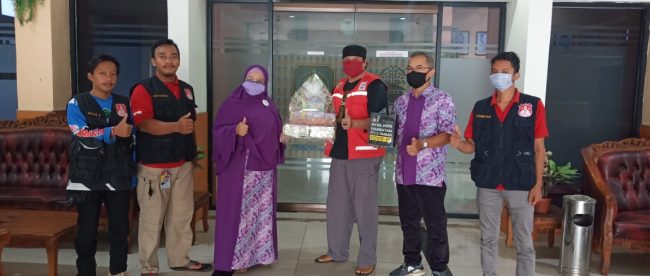 Tokoh distributor Avail Bogor-Depok saat menyerahkan bantuan ke Satgas TRC Covid-19 Subang, Rabu 3/6/2020 (dok. KM)