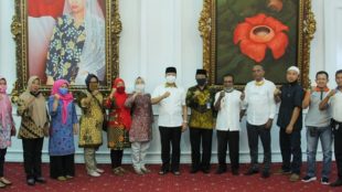Gubernur Bengkulu bersama Honorer K2 Provinsi Bengkulu yang belum diangkat (Sumber foto: Humas Pemprov Bengkulu)