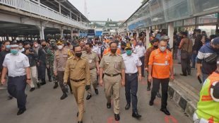 Wali Kota Bogor Bima Arya bersama Gubernur DKI Jakarta saat meninjau arus penumpang di Stasiun Bogor, Senin 15/6/2020 (dok. KM)
