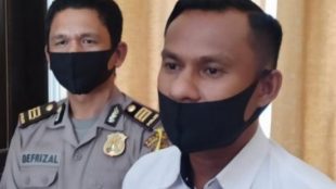 Kasat Reskrim Polres Pasbar, AKP Omri Sahureka (kanan) bersama Kasubag Humas AKP Defrizal (dok. KM)