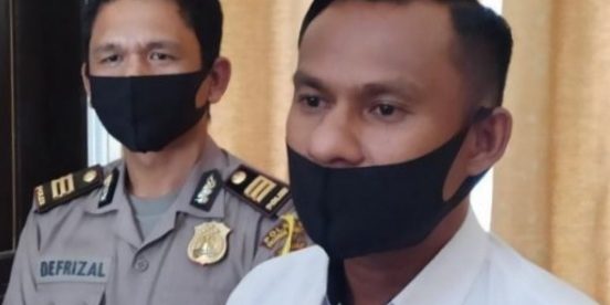 Kasat Reskrim Polres Pasbar, AKP Omri Sahureka (kanan) bersama Kasubag Humas AKP Defrizal (dok. KM)