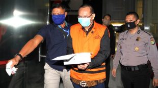 Mantan Sekretaris MA Nurhadi setelah menjalani pemeriksaan perdana sebagai saksi untuk menantunya, Rezky Herbiyono, Rabu 10/6/2020 (dok. Hari Setiawan Muhammad Yasin/ KM)