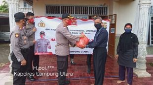 Kapolres Lampung Utara memberikan bantuan kepada purnawirawan Polri di wilayahnya (dok. Humas Polres Lampung Utara/KM)