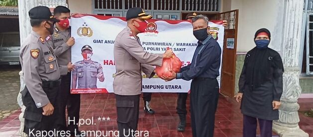 Kapolres Lampung Utara memberikan bantuan kepada purnawirawan Polri di wilayahnya (dok. Humas Polres Lampung Utara/KM)