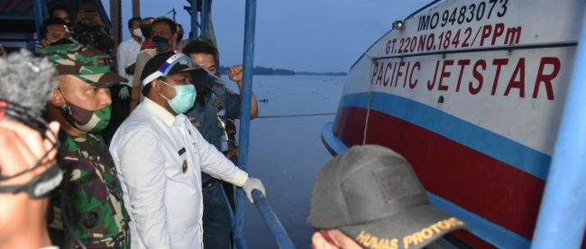 Wali Kota Tanjungbalai, Syahrial saat menyambut kepulangan TKI asal Tanjungbalai dari Malaysia di pelabuhan Teluk Nibung didampingi unsur Forkopimda, Rabu 17/6/2020 (dok. KM)