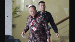 Mantan Sekretaris MA Nurhadi ketika mendatangi KPK untuk menjalani pemeriksaan sebagai saksi, Selasa (6/11/2018). (Foto: Antara/Hafidz Mubarak)