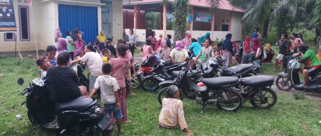 Aksi kerumunan emak-emak saat di Kantor Desa Tanjung Aur, Kecamatan Bunga Mas, Kabupaten Bengkulu Selatan, Selasa 2/6/2020 (dok. KM)
