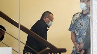 Mantan Sekretaris MA Nurhadi saat memasuki gedung KPK, Selasa 2/6/2020 (Muhamad Ali/Jawa Pos)
