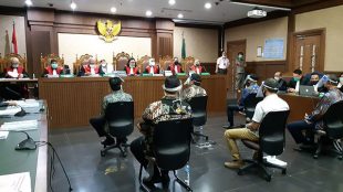 Enam terdakwa kasus korupsi PT Asuransi Jiwasraya menjalani sidang dakwaan di PN Tipikor Jakarta Pusat, Rabu 3/6/2020 (dok. Hari Setiawan Muhammad Yasin/KM)
