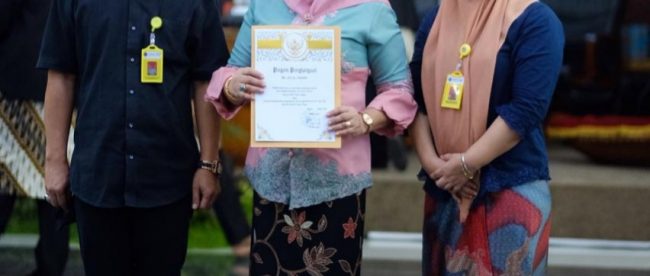 Kepala BPN Kota Bogor Ery Juliani Pasoreh saat menerima penghargaan di Gedung DPRD Kota Bogor, Rabu 3/6/2020 (dok. KM)