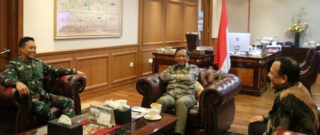 Menteri Koordinator Politik Hukum dan Keamanan (Menkopolhukam) Mahfud MD bertemu dengan Ketua KPK Firli Bahuri di ruang kerjanya, Rabu siang 3/6/2020 (dok. Hari Setiawan Muhammad Yasin/KM)