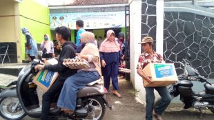 Warga penerima bansos dari Pemprov Jawa Barat di Desa Paku Haji, Subang (dok. KM)
