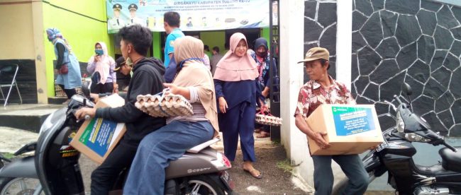 Warga penerima bansos dari Pemprov Jawa Barat di Desa Paku Haji, Subang (dok. KM)