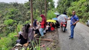 Siswa di Kaur, Bengkulu, mengerjakan soal Ulangan Nasional di pinggir jalan raya guna mendapatkan sinyal dan akses internet.