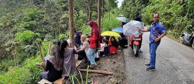 Siswa di Kaur, Bengkulu, mengerjakan soal Ulangan Nasional di pinggir jalan raya guna mendapatkan sinyal dan akses internet.