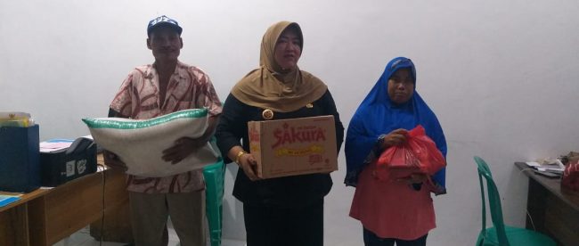 Warga Desa Katulisan, Cikeusal, Serang, yang menerima bantuan sembako dari Pemkot Serang, Kamis 4/6/2020 (dok. KM)