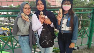 Remaja dari komunitas "The Gift" saat menjual susu coklat "Mr. Deer" di kawasan Stasiun Bogor (dok. KM)