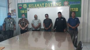 Kepala Perum Bulog Cabang Kisaran (kedua dari kiri) saat menerima kunjungan wartawan dan aktivis di kantor nya, Kamis 11/6/2020 (dok. KM)