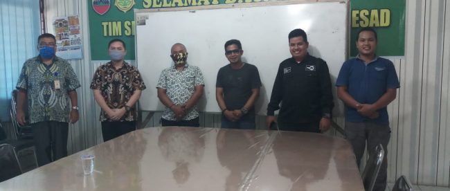 Kepala Perum Bulog Cabang Kisaran (kedua dari kiri) saat menerima kunjungan wartawan dan aktivis di kantor nya, Kamis 11/6/2020 (dok. KM)