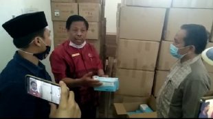 Kadinkes Pasaman Barat, Jon Hardi (kanan) saat dimintai keterangannya oleh Anggota DPRD Pasbar (dok. KM)