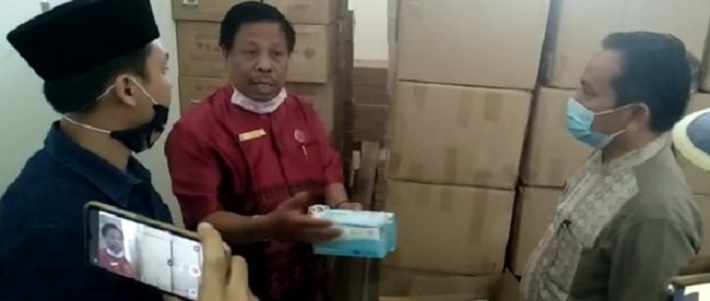 Kadinkes Pasaman Barat, Jon Hardi (kanan) saat dimintai keterangannya oleh Anggota DPRD Pasbar (dok. KM)