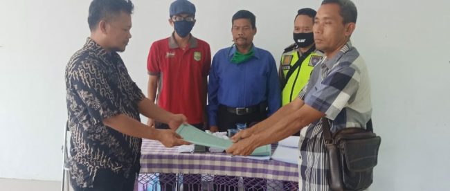 Ketua BUMDes Desa Cisaga, Kec. Cibogo, Subang serahkan LPJ kepada pihak komisaris dan dewan pengawas (dok. KM)