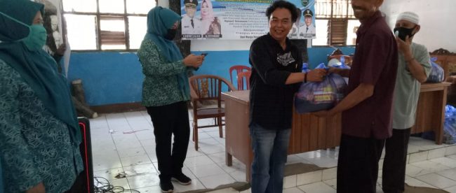 Pemdes Sidamulya dan PT. Rizquna Mulya Jaya menyerahkan bantuan kepada warga (dok. KM)