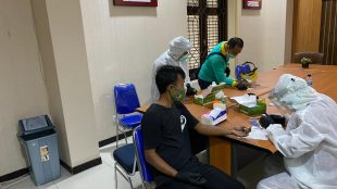 Kanwil Kemenkumham Banten bersama Tim Gugus Tugas Penanganan dan Pencegahan Covid-19 melakukan pemeriksaan rapid test dan swab PCR pada Sabtu 13/6/2020 (dok. KM)