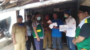 Baznas Kabupaten Subang memberikan bantuan bagi warga Kecamatan Sukasari dan Cikaum, Senin 15/6/2020 (dok. KM)